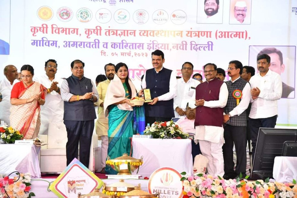 “क्षिप्रा मानकर — जहाँ शब्द बोलते नहीं, असर छोड़ते हैं।” 🎤